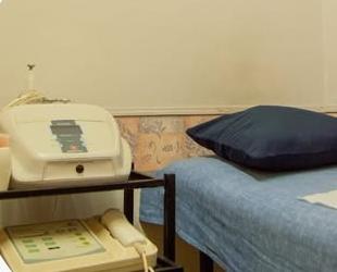 Consultorio de rehabilitación kinesiológica Fiel en Corrientes Capital con camilla moderna y equipamiento médico