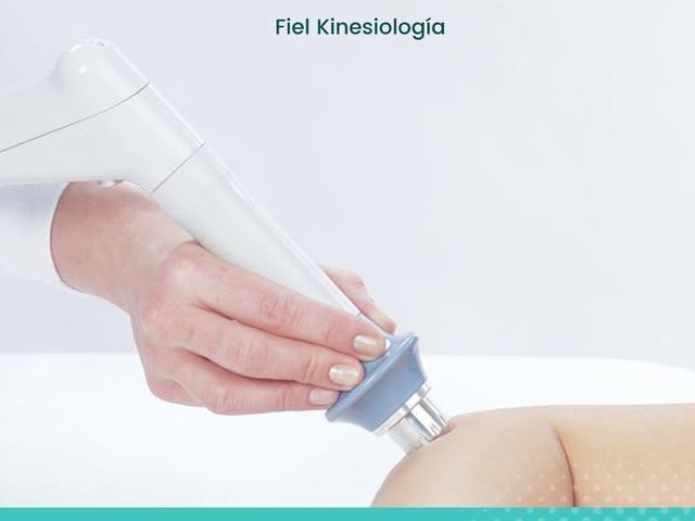 Consultorio de rehabilitación con camilla ergonómica, iluminación natural y aparatos de fisioterapia